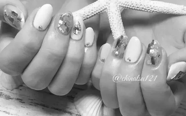 まるで海にいるみたい「シェルネイル」が上品かわいい♡　ネイルアート　ファッション image 0